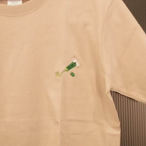 わさびdeアルファベット刺繍入りTシャツ 6.2オンス 男女兼用 Tシャツ