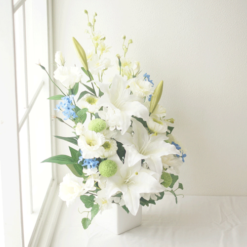 特選仏花 胡蝶蘭　 　大　　一対 造花無し　　 プリザーブドフラワー 仏花】高さ60㎝ カサブランカと輪菊と胡蝶蘭の特大仏花(青） 初盆の