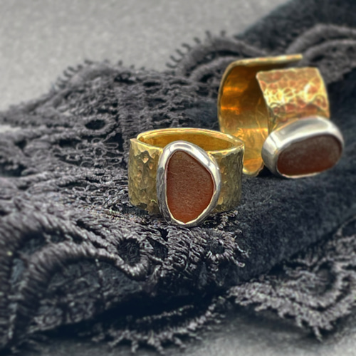 人差し指に金と銀のコンビリング 人と被らない幅広リング 送料無料  