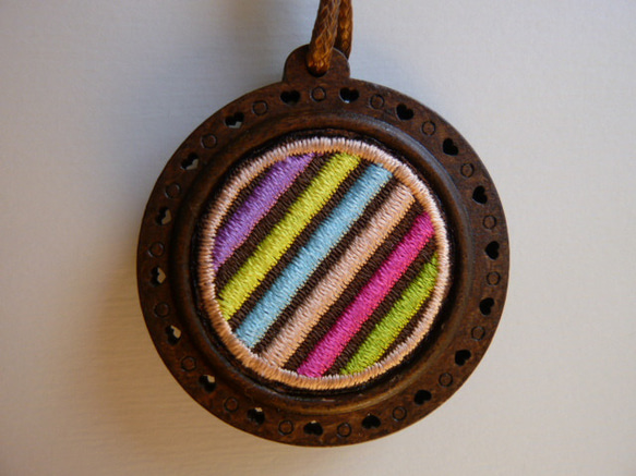ハートの透かし彫り木製台に６色のステッチ刺繍　ペンダント　（No2) 1枚目の画像