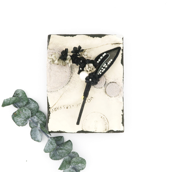 Corsage. コサージュ " 刺繍の葉っぱと小花のコサージュ " | 刺繍の葉っぱと布花のコサージュ | 1枚目の画像
