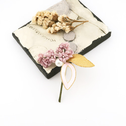 Brooch. ブローチ " 淡色・刺繍の葉っぱと小花のブローチ " | ピンク | 2枚目の画像