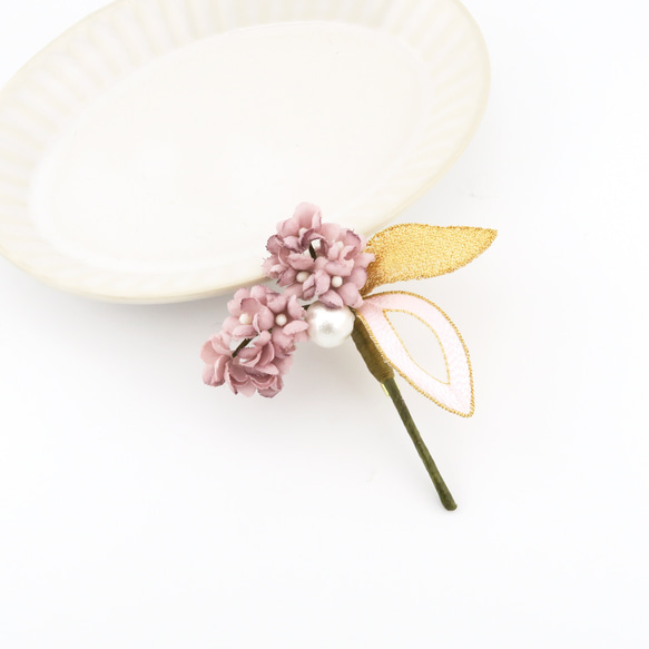 Brooch. ブローチ " 淡色・刺繍の葉っぱと小花のブローチ " | ピンク | 6枚目の画像