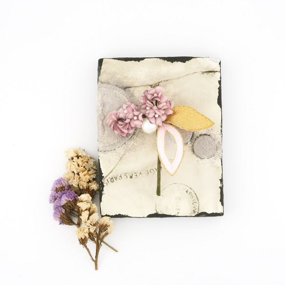 Brooch. ブローチ " 淡色・刺繍の葉っぱと小花のブローチ " | ピンク | 1枚目の画像
