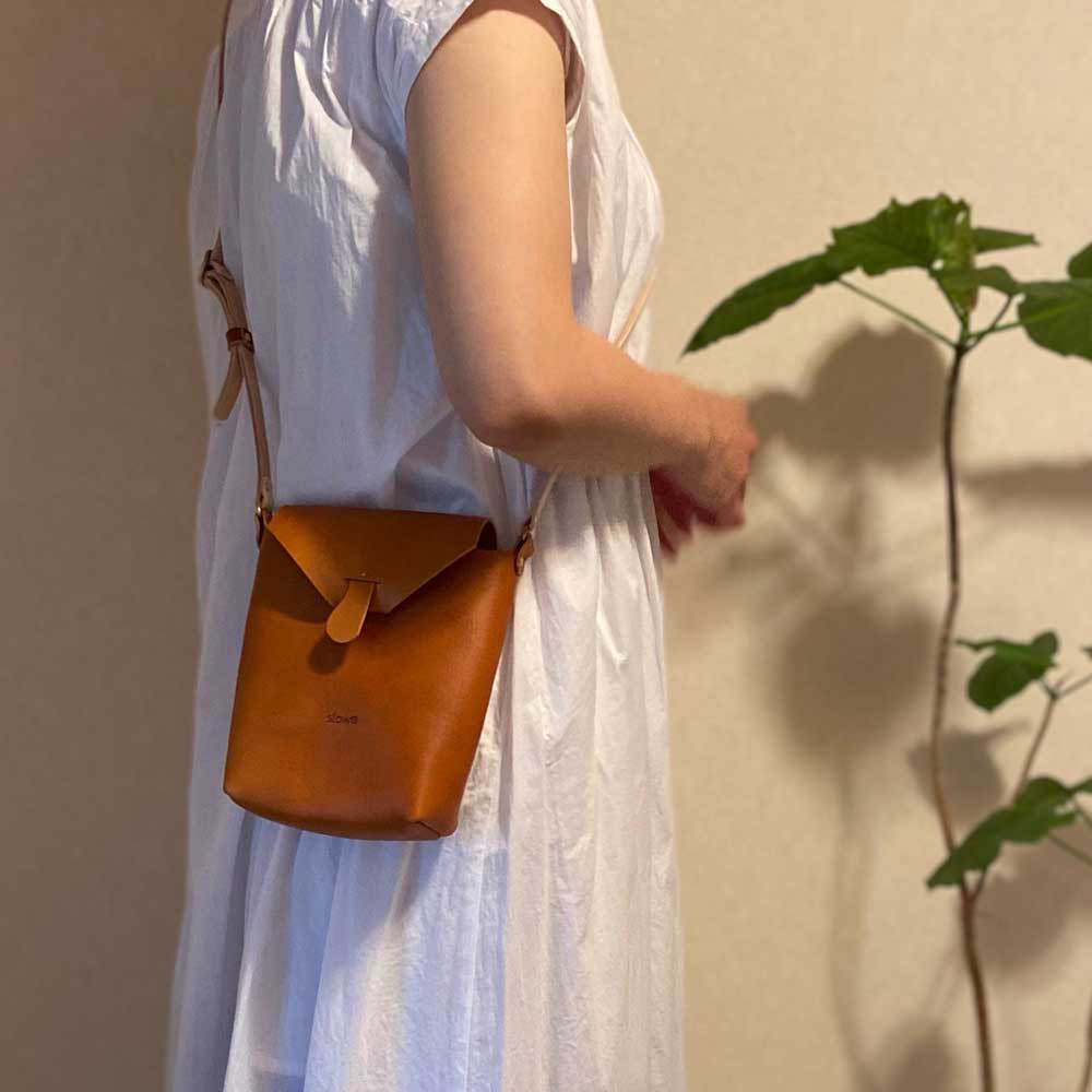 「ippi」『Pivot』CAMEL/ミニショルダーバッグ、本革、小さめ、ポーチ、ミニバッグ、シンプル、ギフト