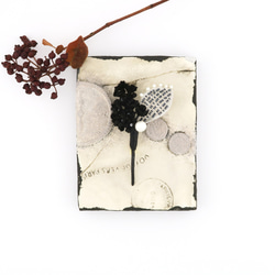 Corsage. コサージュ "Noir. (A) " | 刺繍の葉っぱと布花のコサージュ | 1枚目の画像