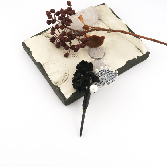 Corsage. コサージュ "Noir. (A) " | 刺繍の葉っぱと布花のコサージュ | 2枚目の画像