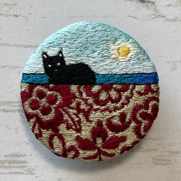 手刺繍オリジナルブローチ＊海沿いの黒猫 1枚目の画像