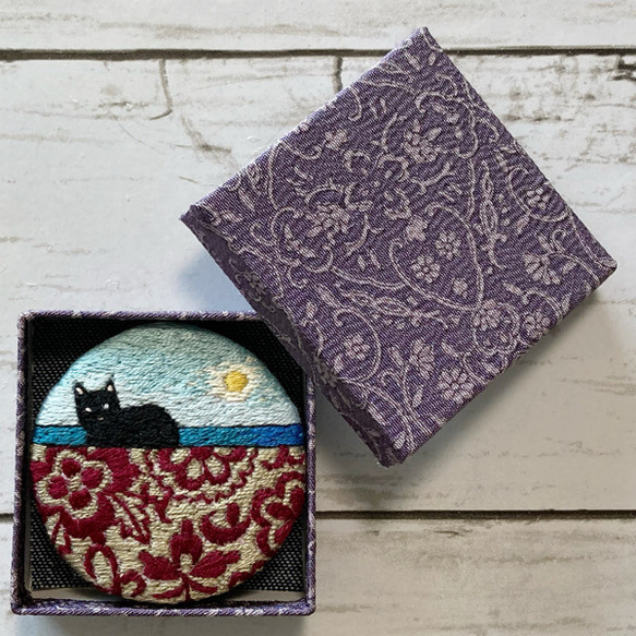 手刺繍オリジナルブローチ＊海沿いの黒猫 2枚目の画像