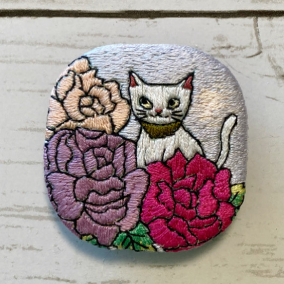 手刺繍オリジナルブローチ＊薔薇と猫 1枚目の画像