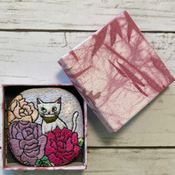 手刺繍オリジナルブローチ＊薔薇と猫 2枚目の画像