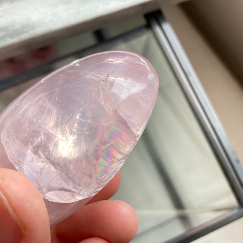 虹入りクリアローズクォーツ パームストーン 天然石 マスカレード 通販