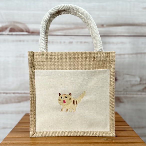 【送料無料】驚き猫の刺繍のキャンバスポケット付きジュートバッグ かごバッグ　トートバッグ＜ナチュラル＞ 1枚目の画像