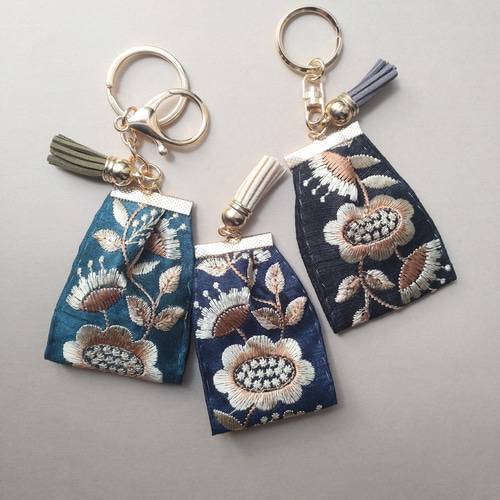 インド刺繍リボンのキーホルダー・バッグチャーム19 バッグチャーム 涼