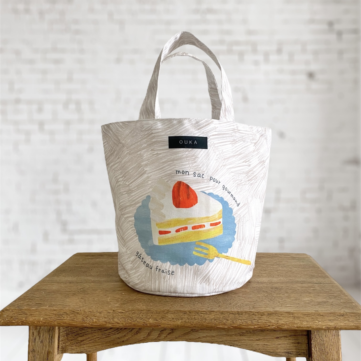 『いちごショートケーキ柄』丸底帆布トートバッグ・ポケット付き：60日以内に発送