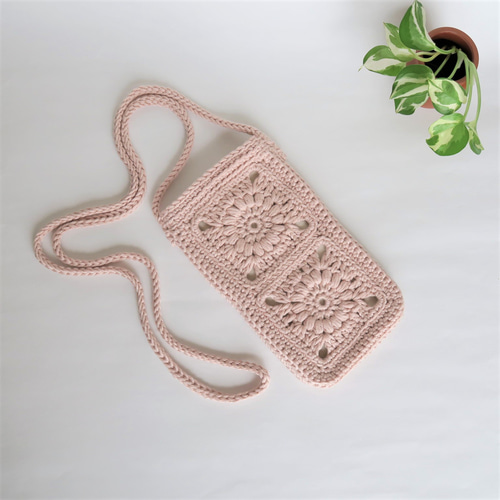 フラワーモチーフのスマホショルダー・エクリュベージュ コットン