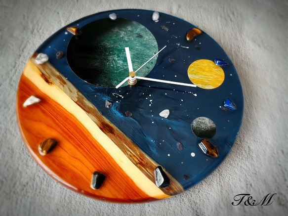 宇宙 ウッド レジン 壁掛け時計 (宇宙 / 星 / 惑星 / 地球 / 彗星 / スプレーアート )　【1点もの】 3枚目の画像