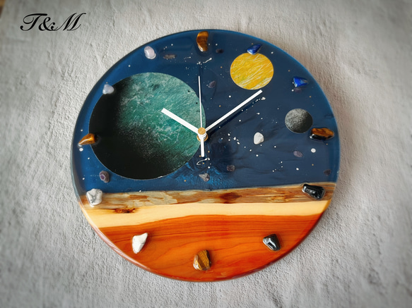 宇宙 ウッド レジン 壁掛け時計 (宇宙 / 星 / 惑星 / 地球 / 彗星 / スプレーアート )　【1点もの】 1枚目の画像