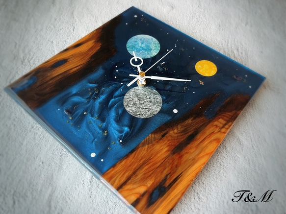 宇宙 ウッド レジン 壁掛け時計 (宇宙 / 惑星 / 月 / 宇宙船 /スプレーアート )　【1点もの】 3枚目の画像