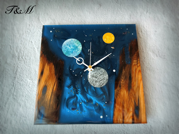 宇宙 ウッド レジン 壁掛け時計 (宇宙 / 惑星 / 月 / 宇宙船 /スプレーアート )　【1点もの】 1枚目の画像