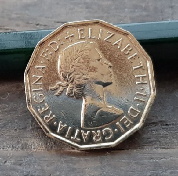 10枚 1967年英国3ペニーコインイギリス3ペンスブラス美物エリザベス女王21mm x 2.5mm6.8gブリティッシ 3枚目の画像