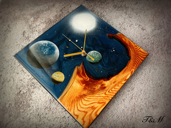 宇宙 ウッド レジン 壁掛け時計 (宇宙 / 星 / 惑星 / 地球 / スプレーアート )　【1点もの】 5枚目の画像