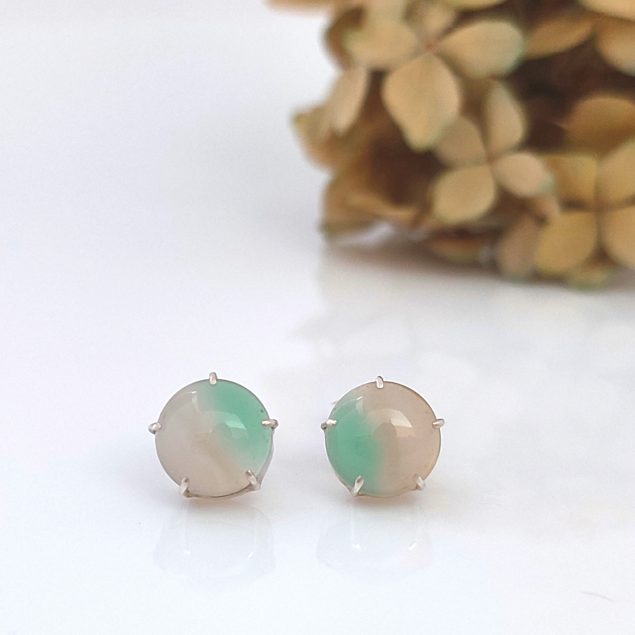 【1点もの】金属アレルギー対応/silver925/バイカラーアゲート/メノウ/丸/2色/グリーン/乳白色/一粒ピアス