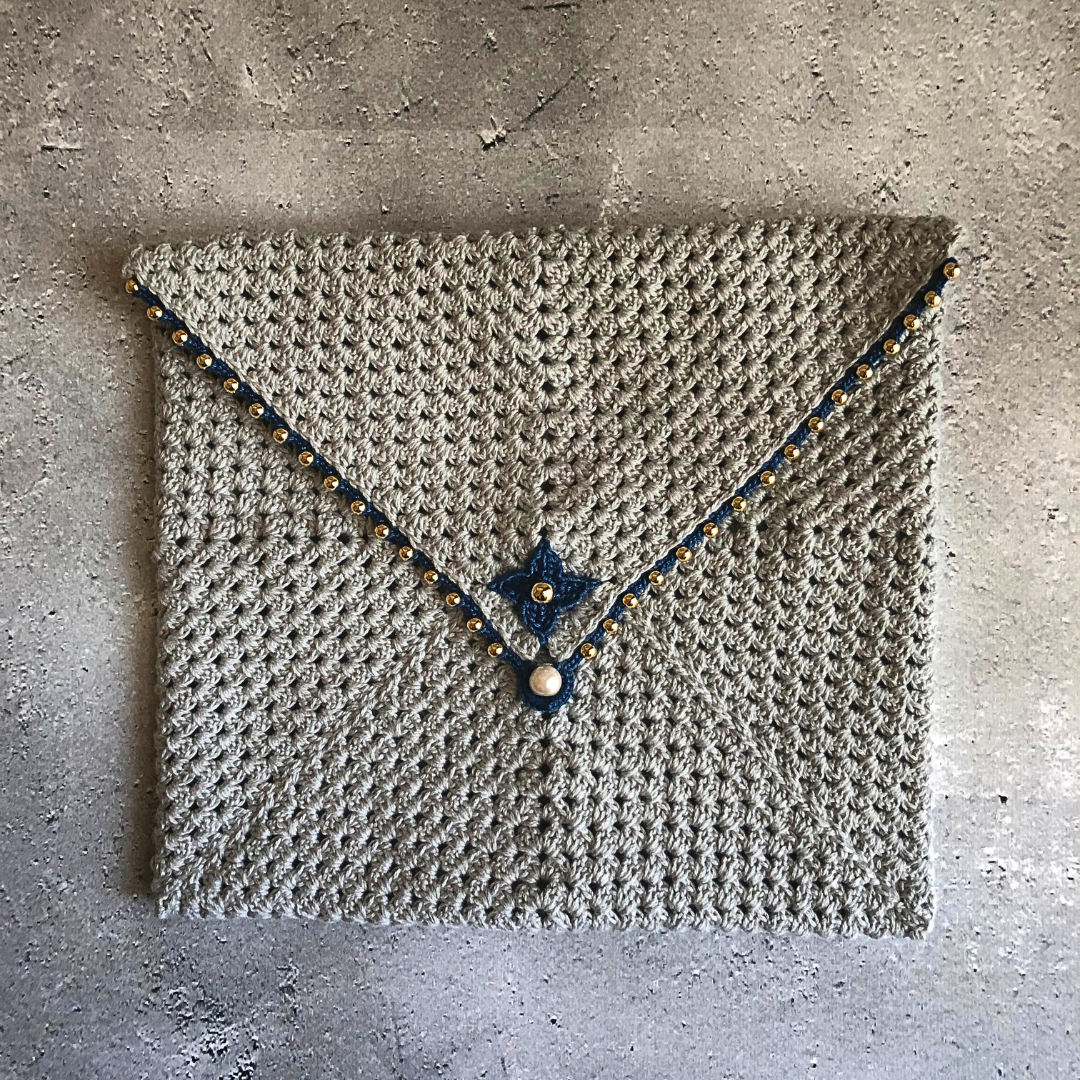 LETTERS-004                   　　　　　　　　　　　　　　　　　　　　　　　手編みのポーチ