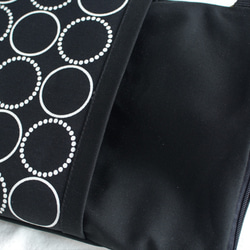 北欧サークル×黒帆布のスリムサコッシュ　長財布もすっぽり　洋服に合わせやすい　おしゃれ　軽量　モダン　モノクロ　日本製 4枚目の画像