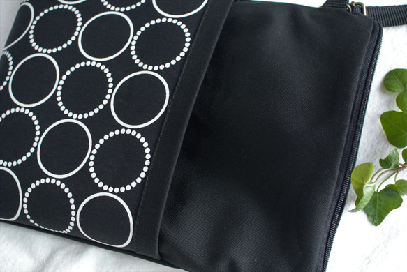 北欧サークル×黒帆布のスリムサコッシュ　長財布もすっぽり　洋服に合わせやすい　おしゃれ　軽量　モダン　モノクロ　日本製 4枚目の画像
