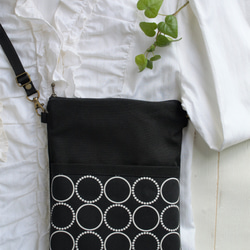 北欧サークル×黒帆布のスリムサコッシュ　長財布もすっぽり　洋服に合わせやすい　おしゃれ　軽量　モダン　モノクロ　日本製 2枚目の画像