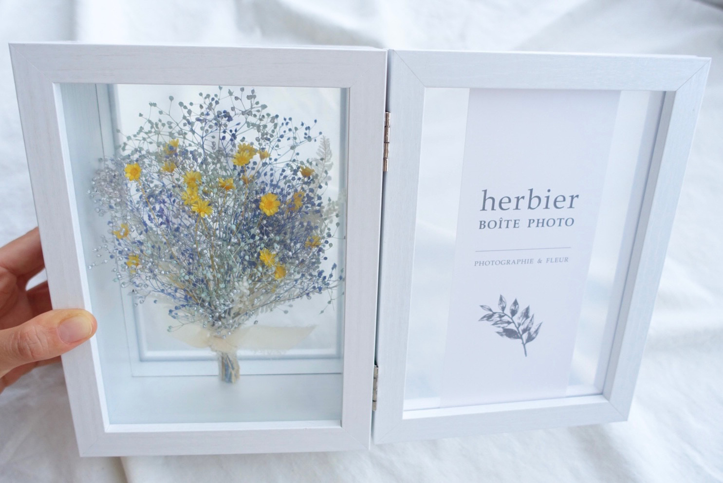 涼しげブルー系　かすみ草のブーケ　二つ折り写真立て 2Lサイズ