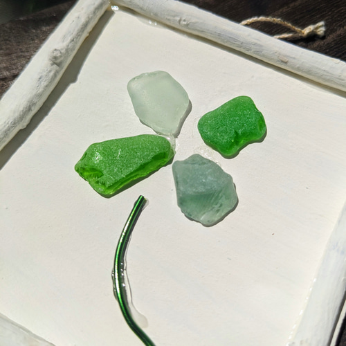 ♡四つ葉のクローバーいっぱいのリース♡リス＆うさぎ シーグラスアート 四つ葉のクローバー シーグラスアート 幸運絵画 イラスト よつ葉