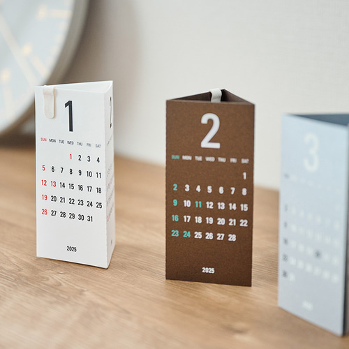 コンパクトな3ヶ月卓上カレンダー Re+g Triangular 2026 カレンダー