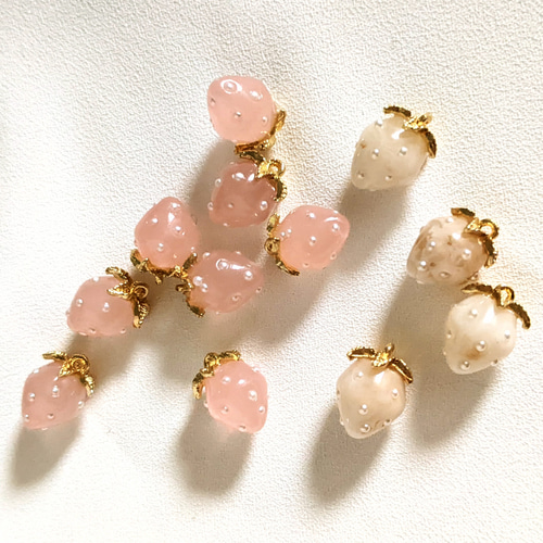 いちご チャーム やさしいピンク 4個 カン付き イチゴ 苺 パーツ いちご チャーム やさしいピンク 4個 カン付き イチゴ 苺 パーツ