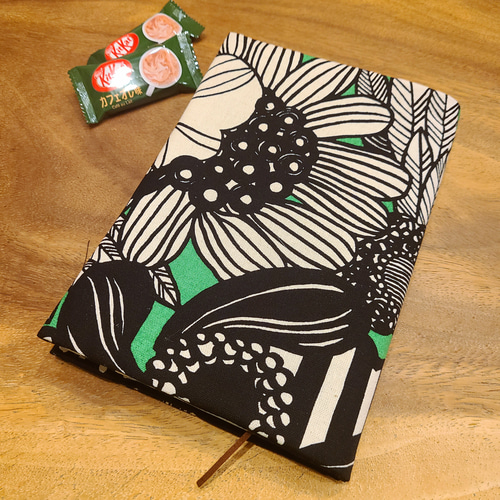 四六判サイズ】ワイルドフラワー柄ブックカバー♪ ブックカバー ブック