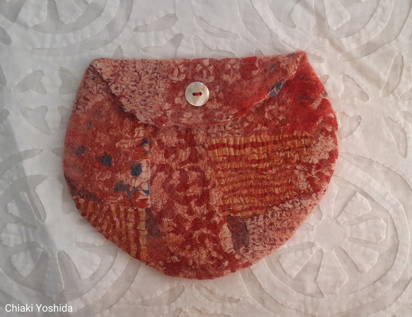 布フェルトポーチ　赤　～きっとまた会える（赤色グラデーション・インド綿・ブロックプリント・羊毛フェルト） 2枚目の画像