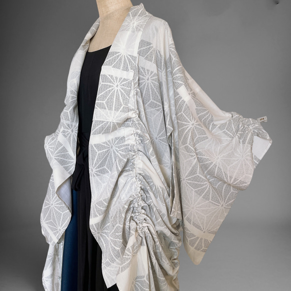 ドレープ際立つ着物ガウン 裾袖クシュ 羽織 着物リメイク シアー 和柄 衣装 グレー 男女兼用 フリーサイズ k5817 4枚目の画像