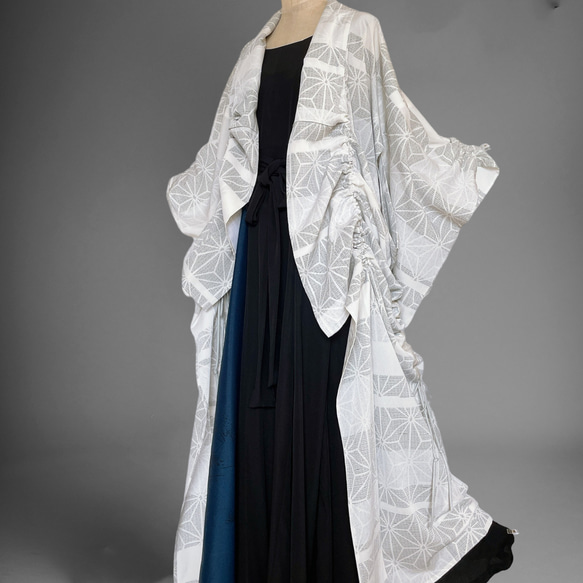 ドレープ際立つ着物ガウン 裾袖クシュ 羽織 着物リメイク シアー 和柄 衣装 グレー 男女兼用 フリーサイズ k5817 14枚目の画像