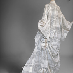 ドレープ際立つ着物ガウン 裾袖クシュ 羽織 着物リメイク シアー 和柄 衣装 グレー 男女兼用 フリーサイズ k5817 2枚目の画像