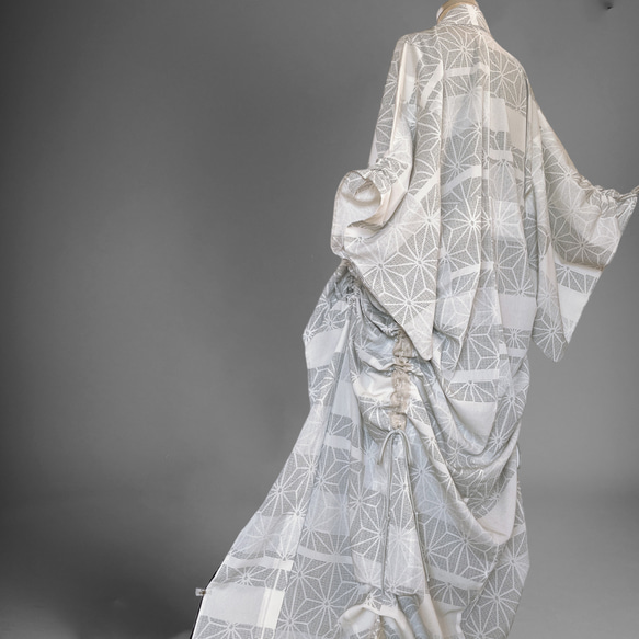 ドレープ際立つ着物ガウン 裾袖クシュ 羽織 着物リメイク シアー 和柄 衣装 グレー 男女兼用 フリーサイズ k5817 2枚目の画像