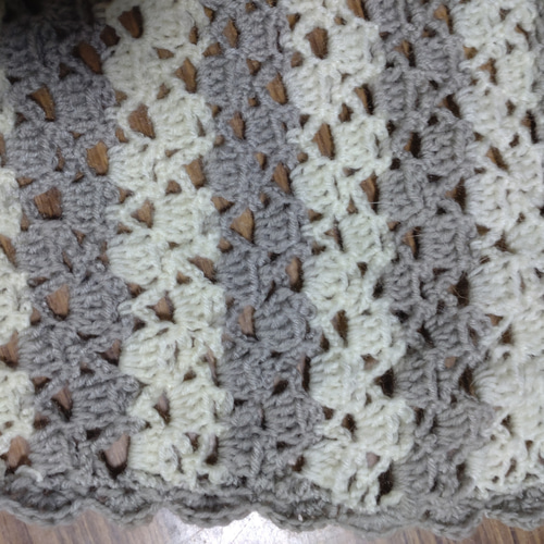 これからの季節にぴったり！二色の透かし編みショール