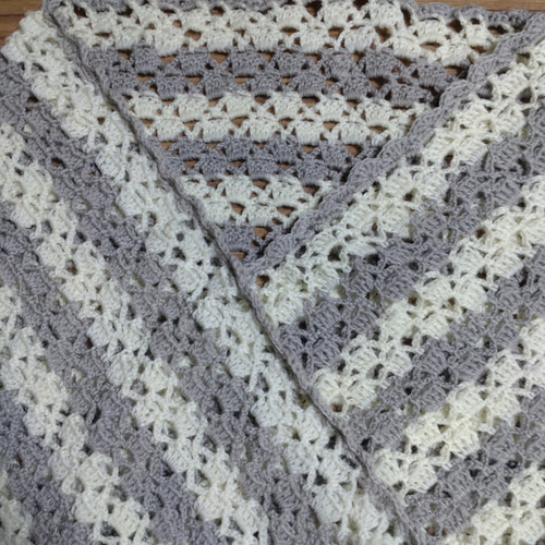 これからの季節にぴったり！二色の透かし編みショール
