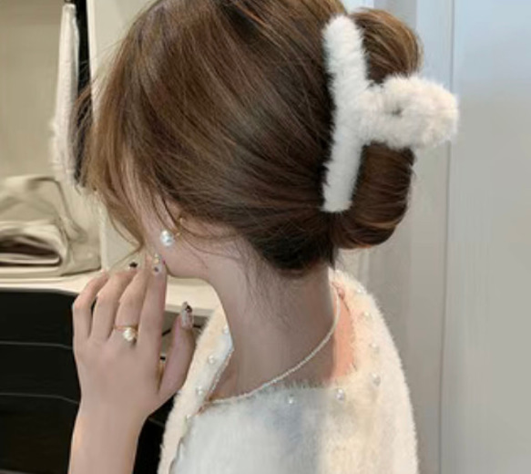 【新品】ヘアクリップ ふわふわ  ヘアアクセサリー ホワイト 韓国 バレッタ 髪飾り 2枚目の画像