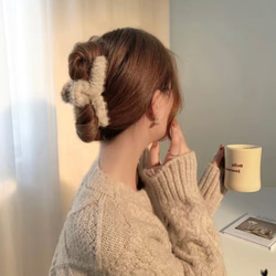 【新品】ヘアクリップ ふわふわ  ヘアアクセサリー ホワイト 韓国 バレッタ 髪飾り 1枚目の画像