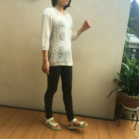 かぎ針編モチーフとケーブルのグレーレーシー7分袖セーター