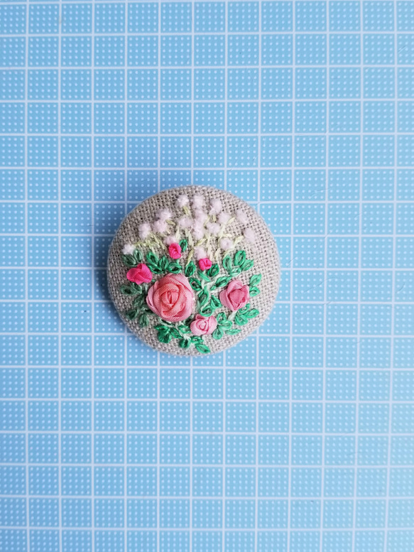 刺繍ブローチ《ピンクのバラとかすみ草》 3枚目の画像