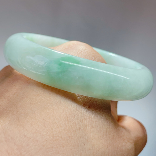 新入荷】本翡翠保証‼️天然翡翠楕円形漂黄翡翠バングル内径約