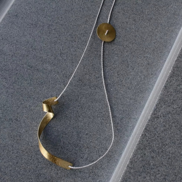 brass ribbon necklace 1枚目の画像