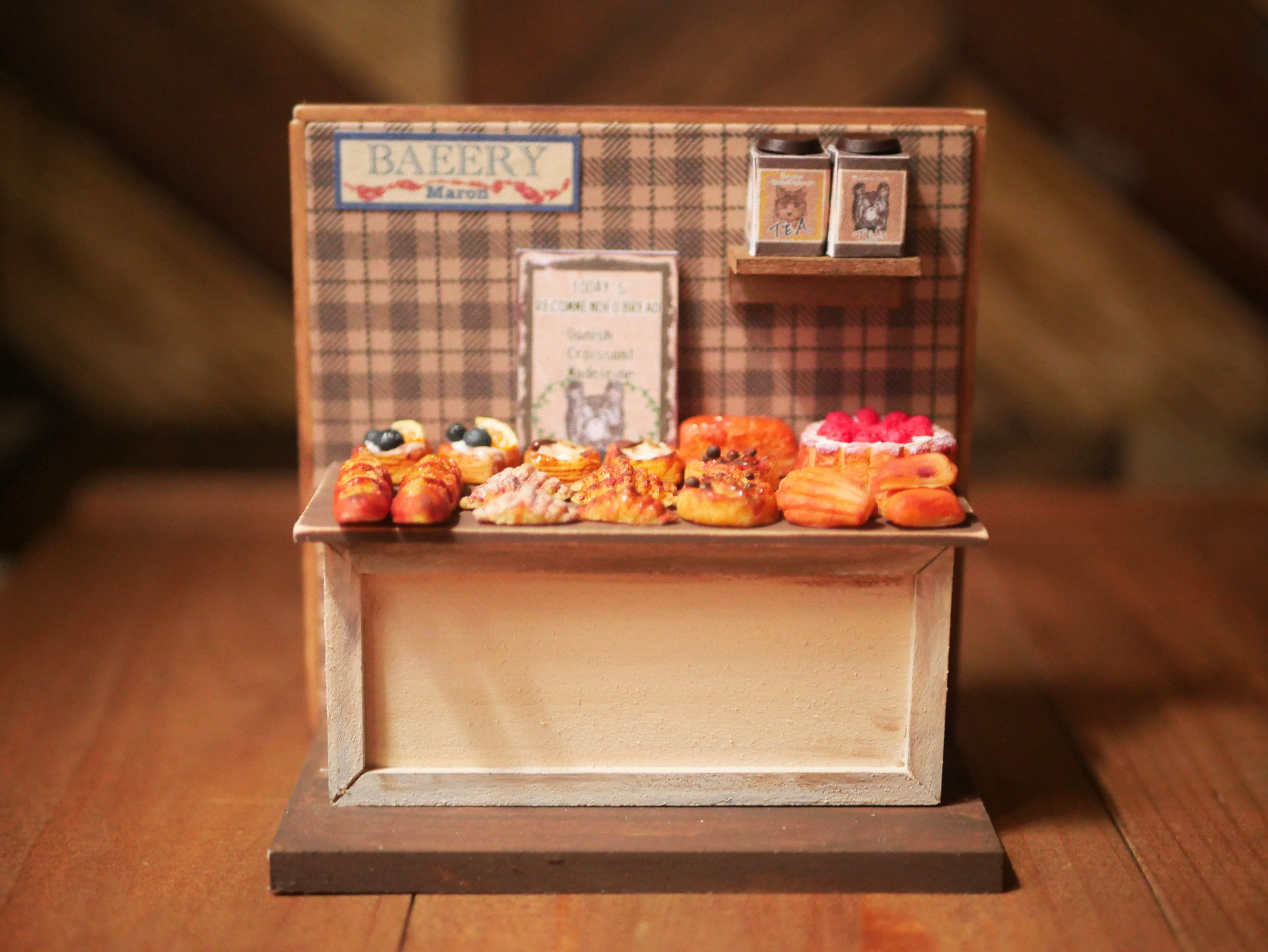 ミニチュアパンと焼菓子のディスプレイ